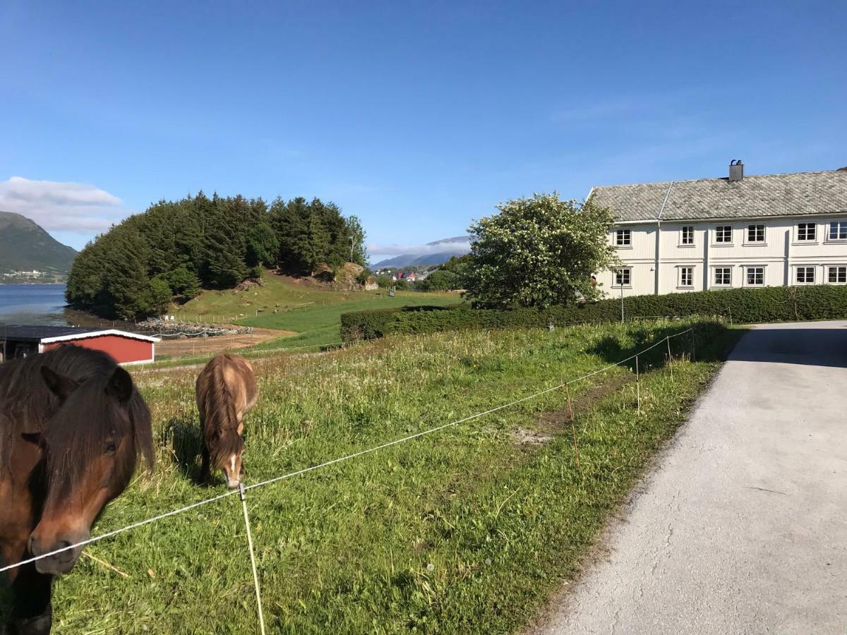 Apartamento Ola Bua Near The Atlantic Road Lyngstad Exterior foto